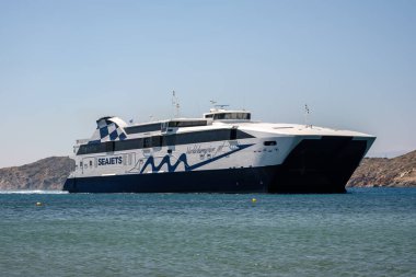 Ios, Yunanistan - 12 Eylül 2022: Yunanistan limanına gelen modern bir feribot manzarası 