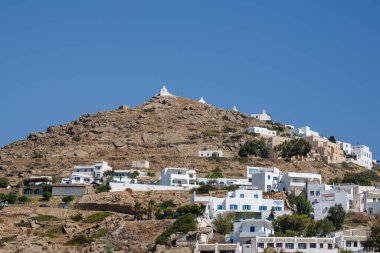 Ios, Yunanistan - 11 Eylül 2022: Yunanistan 'da beyazlatılmış güzel bir köy