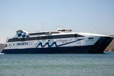 Ios, Yunanistan - 12 Eylül 2022: Yunanistan limanına gelen modern bir feribot manzarası 