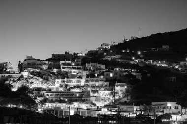 Güneş batana kadar Yunanistan 'da balkonlu ve beyazlatılmış otellerin muhteşem manzarası siyah beyaz olacak.