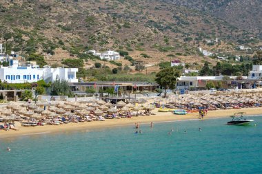Ios, Yunanistan - 11 Eylül 2022: Ios siklades Yunanistan 'daki Mylopotas' ın popüler ve güzel kumlu plajı
