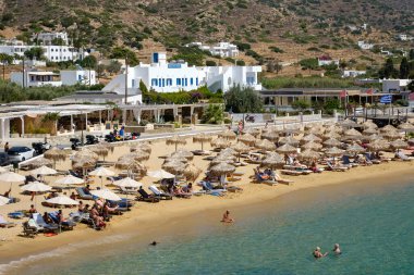 Ios, Yunanistan - 11 Eylül 2022: Ios siklades Yunanistan 'daki Mylopotas' ın popüler ve güzel kumlu plajı