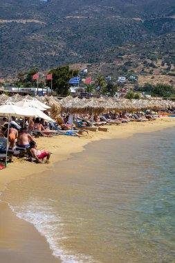 Ios, Yunanistan - 11 Eylül 2022: Ios siklades Yunanistan 'daki Mylopotas' ın popüler ve güzel kumlu plajı