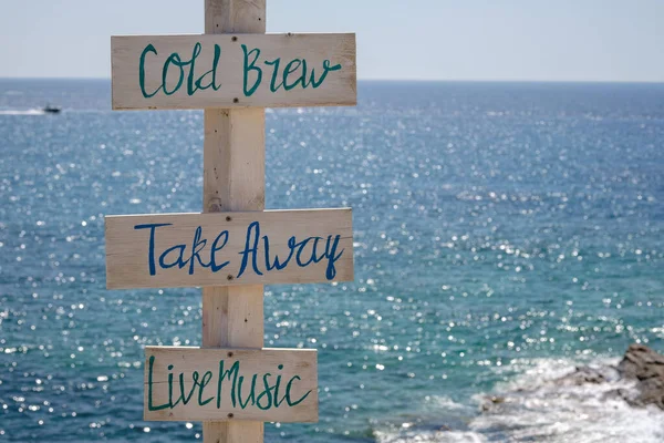 Yunanistan Daki Mylopotas Plajının Arka Planında Hazır Yemek Soğuk Bira — Stok fotoğraf