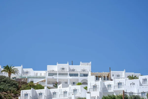 Vista Hotel Lusso Imbiancato Con Balconi Ios Grecia — Foto Stock