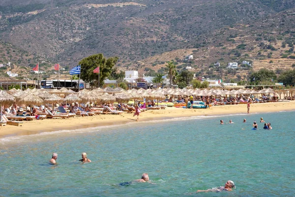 Ios Grecja Września 2022 Popularna Piękna Piaszczysta Plaża Mylopotas Ios — Zdjęcie stockowe