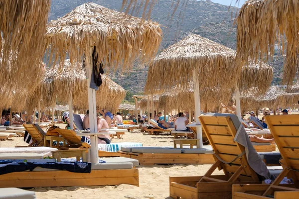 Ios Greece September 2022 Tourists Relaxing Sun Beds Famous Beach — Stock Photo, Image