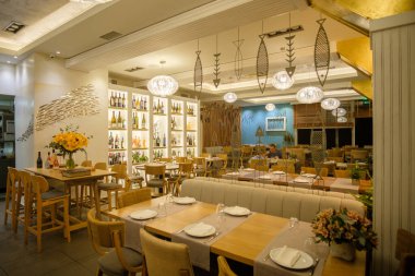 Nea Potidea, Yunanistan - 29 Ağustos 2022: Chalkidiki Yunanistan 'da güzel dekore edilmiş bir restoran