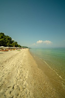 Kriopighi, Yunanistan - 31 Ağustos 2022: Chalkidiki 'deki Kriopigi' nin güzel ve kumlu plajı