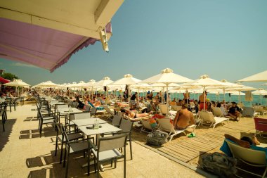 Nea Plagia, Yunanistan - 28 Ağustos 2022: Chalkidiki Yunanistan 'da popüler ve kalabalık bir sahil barının panoramik manzarası