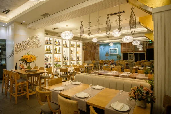 Nea Potidea, Yunanistan - 29 Ağustos 2022: Chalkidiki Yunanistan 'da güzel dekore edilmiş bir restoran