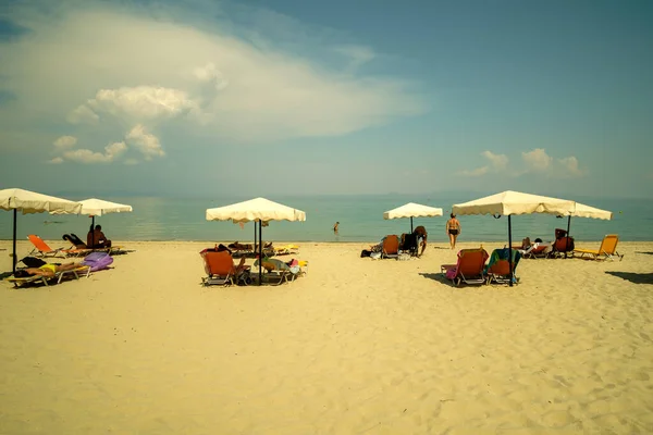 Kriopighi, Yunanistan - 31 Ağustos 2022: Chalkidiki 'deki Kriopigi' nin güzel ve kumlu plajı