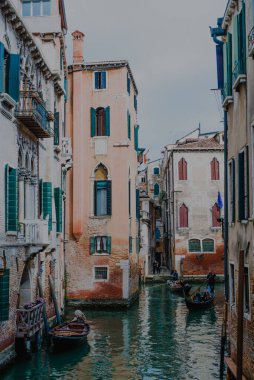 Venedik, İtalya 'da gondolları ve tekneleri olan kanal sokakları