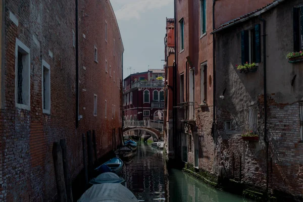 Belles rues du canal à Venise, Italie. Architecture européenne ancienne — Photo