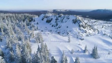 Dağlarda kış, havada uçmak, karla kaplı ağaçlar, güzel manzara.