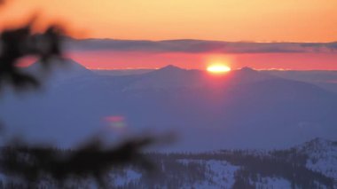 Dağlarda gün batımı, Karla kaplı ağaçlar, Hava Uçuşu, Güzel Manzara