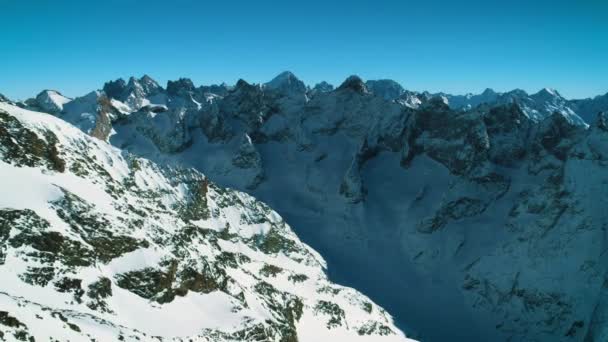 Vuelo Aéreo Sobre Montañas Naturaleza Clima Soleado Invierno Paisaje Increíble — Vídeos de Stock