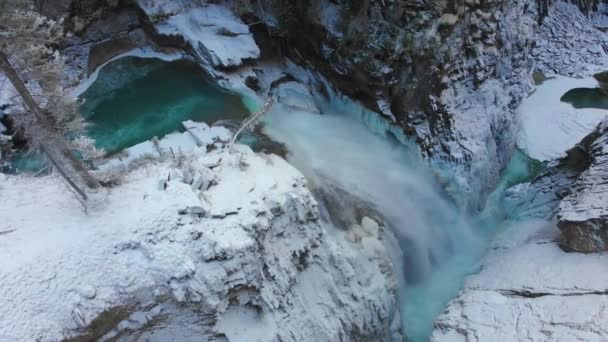 Naturaleza Invierno Volando Sobre Cascada Helada Árboles Cubiertos Nieve Clima — Vídeo de stock
