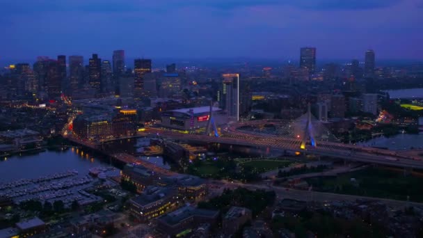 波士顿夜晚 Zakim桥 Aerial View Massachusetts Charles River — 图库视频影像