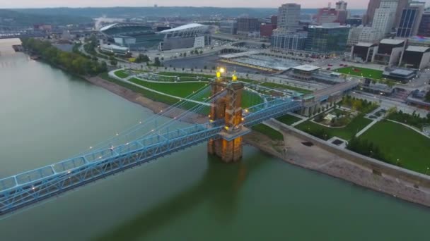 Cincinnati Vista Aérea Ohio Centro Roebling Suspension Bridge Ohio River — Vídeos de Stock