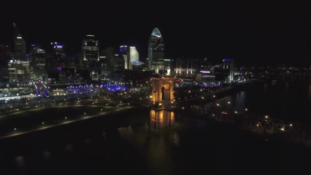 Cincinnati Nachts Ohio Luchtfoto Roebling Suspension Bridge Ohio River — Stockvideo