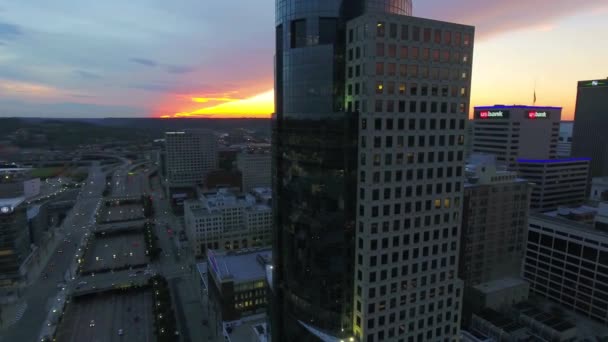 Puesta Sol Sobre Cincinnati Vista Aérea Scripps Center Ohio — Vídeo de stock