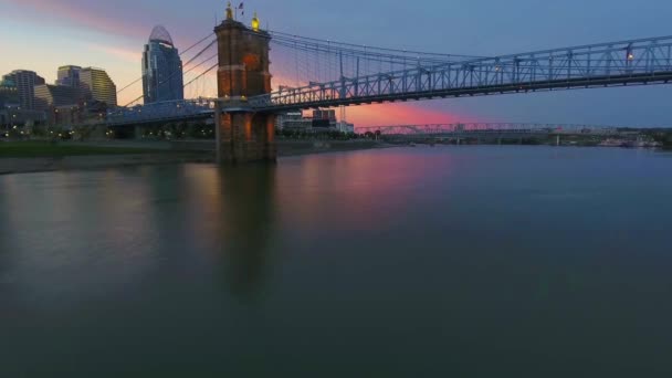 Cincinnati Günbatımı Ohio Nehri Hava Manzarası Roebling Askı Köprüsü — Stok video
