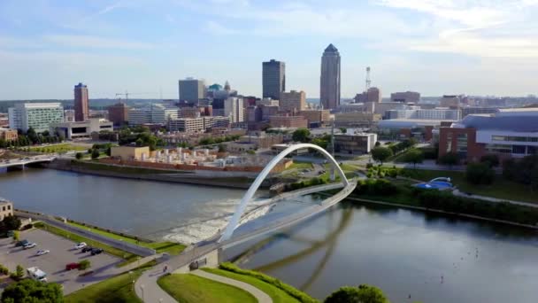 Des Moines Widok Powietrza Iowa Women Achievement Bridge Śródmieście — Wideo stockowe