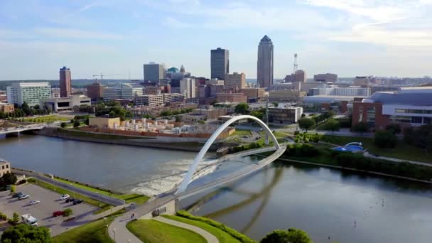 Des Moines Vista Aérea Iowa Women Achievement Bridge Centro Cidade — Vídeo de Stock