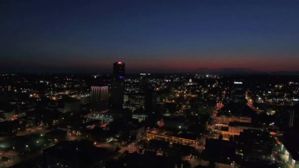 アーカンソー州ダウンタウンの空中ビューの夜の小さな岩シティライト — ストック動画