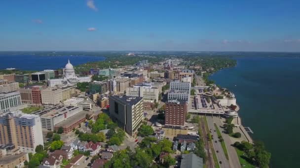 Madison Vista Aérea Centro Cidade Lago Mendota Wisconsin — Vídeo de Stock