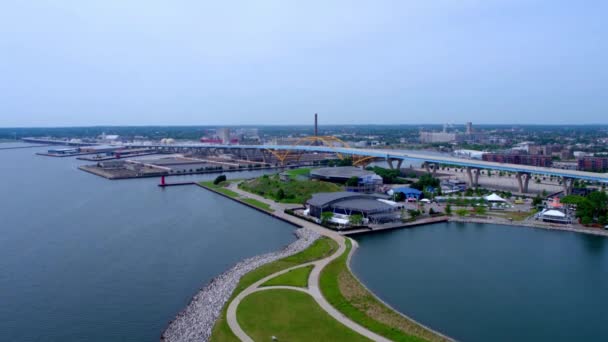 Milwaukee Aerial View Hoan Bridge Historic Third Ward Ουισκόνσιν — Αρχείο Βίντεο