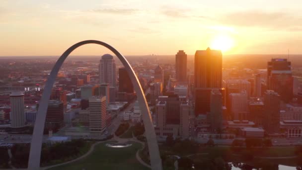 Закат Над Сент Луисом Gateway Arch Aerial View Downtown Миссури — стоковое видео