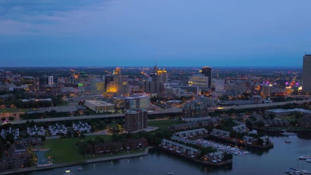 Noche Sobre Buffalo Vista Aérea Centro Ciudad Erie Basin Marina — Vídeos de Stock