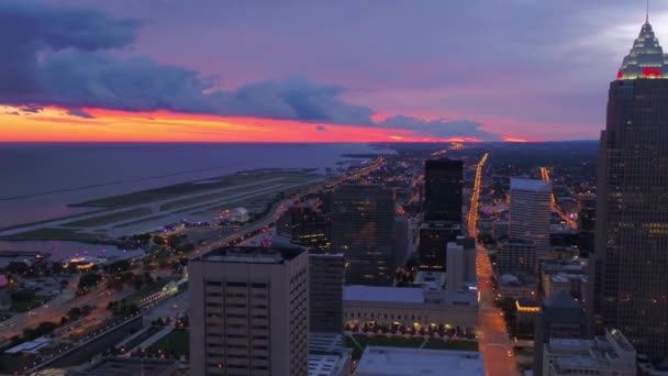 Noite Sobre Cleveland Vista Aérea Centro Cidade Lago Erie Ohio — Vídeo de Stock