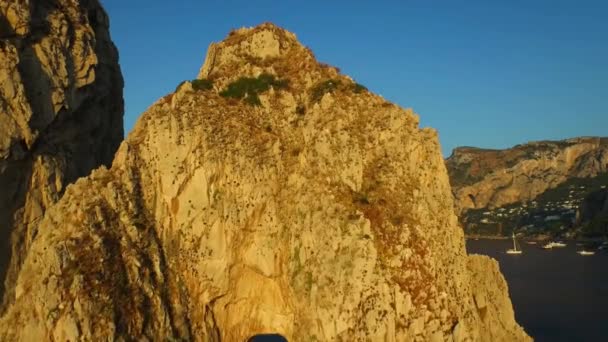 意大利 Capri Faraglioni Aerial View Tyrhenian Sea Steep Cliffs — 图库视频影像