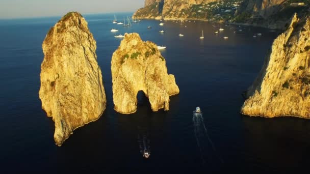 Italien Kärlekstunnel Isle Capri Flygfoto Tyrrenska Havet Faraglioni — Stockvideo