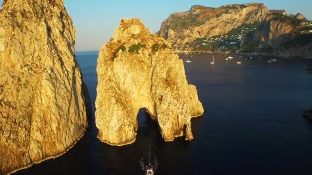 Italien Kärlekstunnel Isle Capri Flygfoto Faraglioni Tyrrenska Havet — Stockvideo