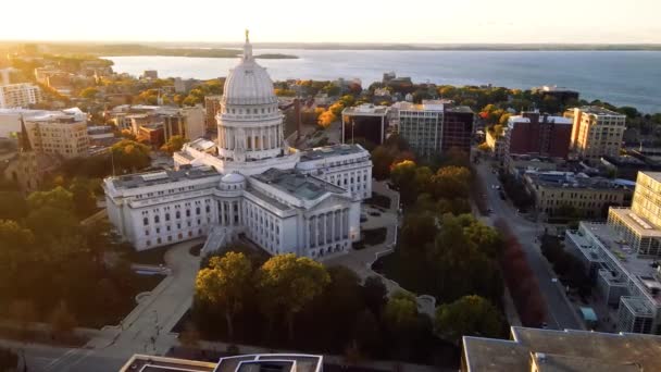 Sonnenuntergang Über Dem Kapitol Des Staates Wisconsin Drone View Downtown — Stockvideo