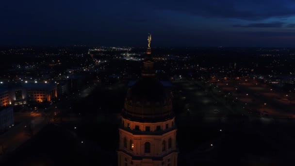 Topeka Νύχτα Κάνσας Στέιτ Καπιτώλιο Downtown City Lights Drone View — Αρχείο Βίντεο
