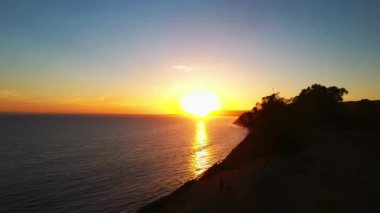 Santa Barbara Sahilinde Günbatımı, Drone View, California, İnanılmaz Manzara