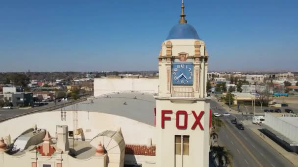 Бейкфилд Fox Theater Full Flyby Drone View Downtown Калифорния — стоковое видео