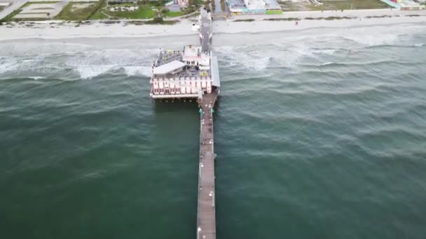 Daytona Beach Main Street Pier Aerial Flying Атлантическое Побережье Флориды — стоковое видео