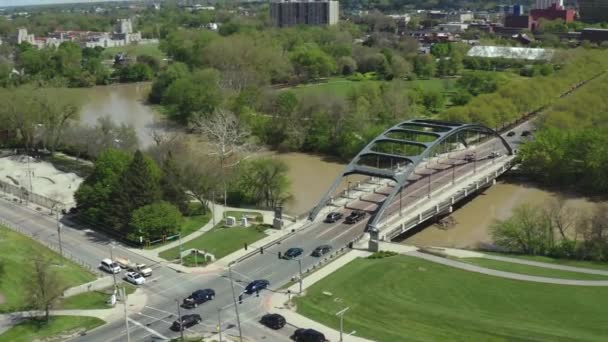 Fort Wayne Drone View Martin Luther King Memorial Bridge Indiana — Vídeos de Stock