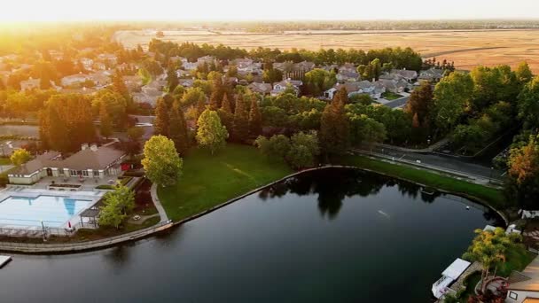 Západ Slunce Nad Elk Grove Kalifornie Úžasná Krajina Lakeside Letecký — Stock video