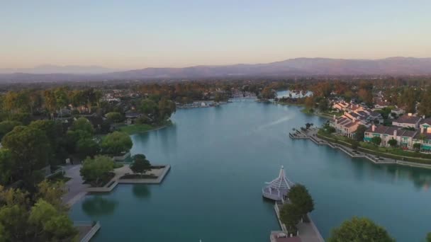 Irvine Vista Aérea Lago Sul Woodbridge Califórnia — Vídeo de Stock