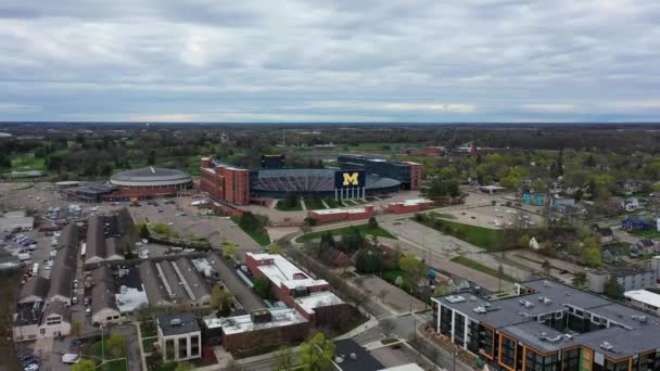 Ann Arbor Michigan Stadium Śródmieście Drone View Niesamowity Krajobraz — Wideo stockowe