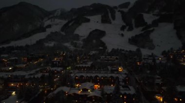 Gece Aspen, Drone View, Colorado, Şehir Merkezi, Kış Şehri Işıkları