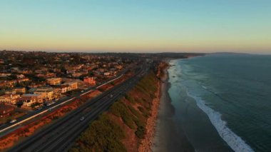 Encinitas 'ta Akşam, Drone View, California, Pasifik Sahili, İnanılmaz Manzara