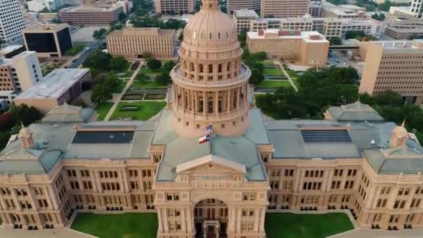 Austin Texas State Capitol Goddess Liberty Statue Aerial View — стокове відео